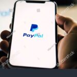 manos-con-telefono-y-logo-de-paypal