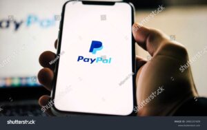 manos con telefono y logo de paypal