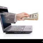 manos-entregando-dinero-con-fondo-tecnologico