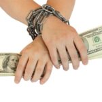 manos-entregando-dinero-en-cadena