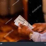 Dónde Sacar Préstamos Personales Con Las Mejores Condiciones manos-entregando-dinero-en-efectivo-amigable