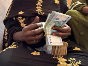 manos entregando dinero en efectivo rapido