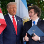 Me Pueden Transferir Dólares Desde El Exterior A Mi Cuenta En Argentina manos-entregando-dolares-sobre-mapa-argentina