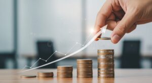 manos entregando monedas con grafico financiero