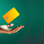 manos-entregando-tarjeta-de-credito-bancaria