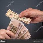 Cómo hacer el cambio de dólar por real de forma segura y económica manos-intercambiando-dolares-y-reales