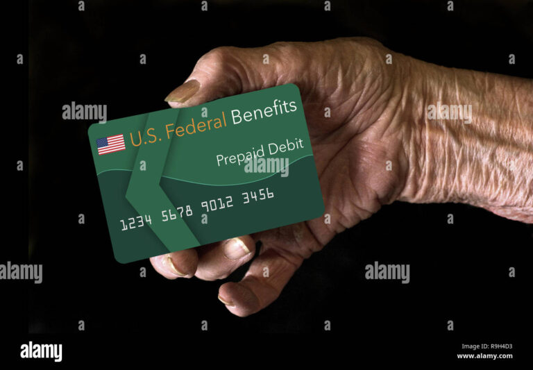 Cómo Funciona La Tarjeta Más Vida Y Quiénes Pueden Acceder 14 manos recibiendo tarjeta de beneficios sociales