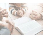 manos-sosteniendo-dos-calendarios-simultaneamente