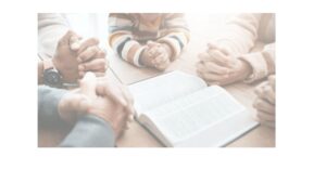 manos sosteniendo dos calendarios simultaneamente