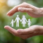 manos-sosteniendo-poliza-seguro-de-vida