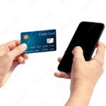 manos-sosteniendo-tarjeta-bancaria-y-smartphone