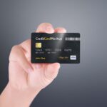 manos-sosteniendo-tarjeta-de-credito