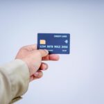manos-sosteniendo-tarjeta-de-credito-moderna