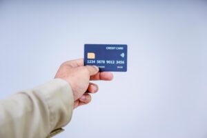 manos sosteniendo tarjeta de credito moderna