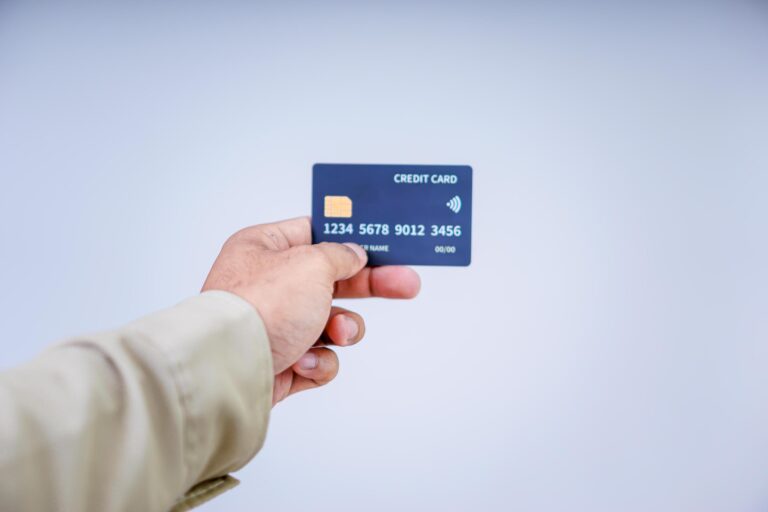 manos sosteniendo tarjeta de credito moderna