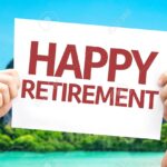 manos-sosteniendo-tarjeta-de-jubilacion-feliz