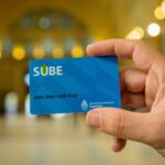 Cómo puedo desbloquear una tarjeta SUBE rápido y fácil manos-sosteniendo-tarjeta-sube-ciudad-transporte-publico