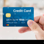 manos-sosteniendo-tarjetas-de-credito-y-debito