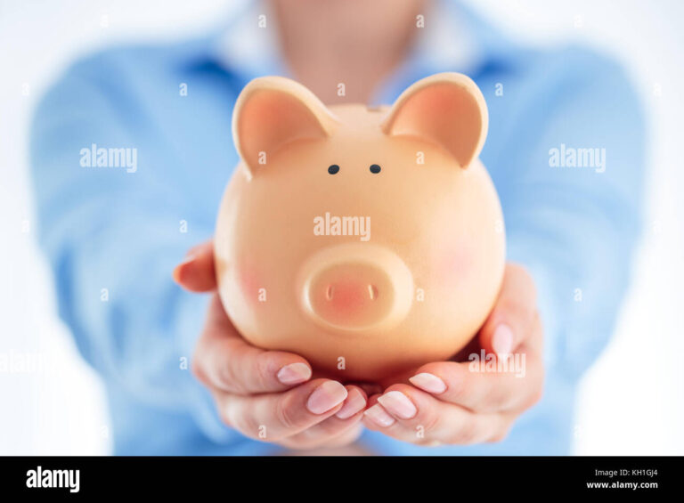 manos sosteniendo una alcancia segura