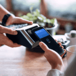 Mercado Pago Es Un Banco O Solo Una Plataforma De Pagos manos-usando-movil-para-pago-digital