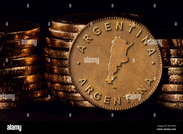 monedas y lingotes de oro sobre mapa argentina