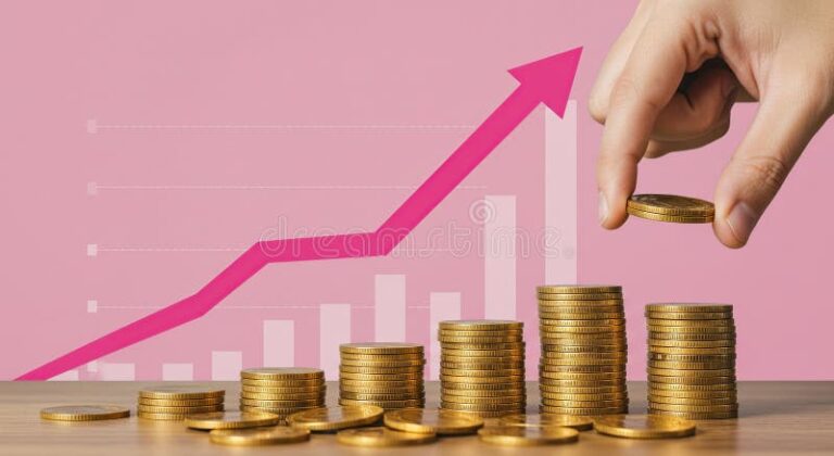 monton de monedas junto a graficos ascendentes