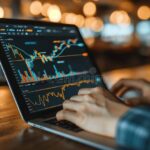 persona-analizando-graficos-financieros-en-laptop