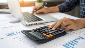 persona calculando finanzas con calculadora y graficos