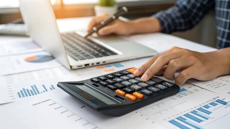 persona calculando finanzas con calculadora y graficos