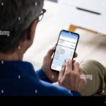 persona-chequeando-estado-de-cuenta-bancario-digital