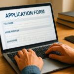 Cómo inscribirme en Créditos Casa Propia y cuáles son los requisitos persona-completando-formulario-en-computadora-hogar