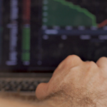 Cómo puedo comprar acciones de YPF desde Argentina fácilmente persona-comprando-acciones-en-computadora-portatil