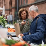 persona-comprando-en-mercado-al-aire-libre