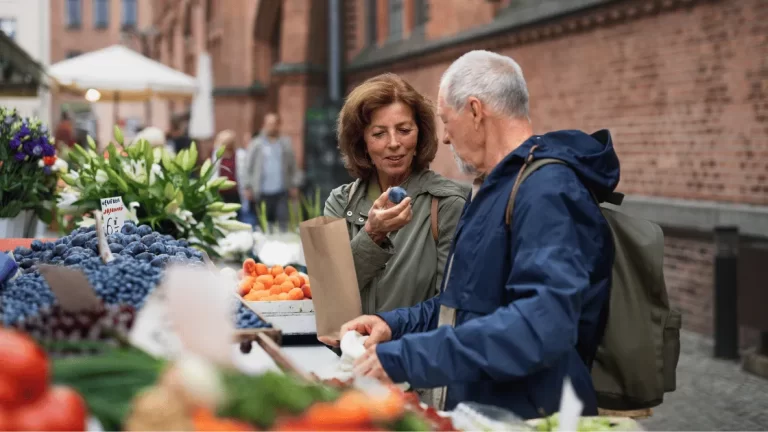 persona comprando en mercado al aire libre