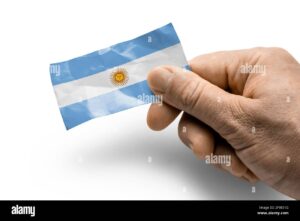 persona con dni argentino en mano