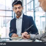 persona-consultando-datos-en-computadora-con-dni