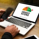 persona-consultando-informe-crediticio-en-laptop