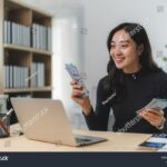 Cómo Se Hace La Plata Guía Para Generar Dinero Rápido Y Seguro persona-contando-billetes-sonriente-en-escritorio