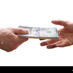 persona-entregando-dinero-en-mano-rapida