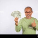 Cómo se devuelve el crédito a tasa cero y cuáles son los pasos persona-entregando-dinero-en-mano-sonriente