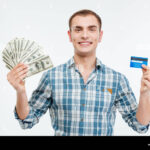 persona-entregando-dni-y-efectivo-sonriente