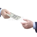 persona-entregando-efectivo-en-mano