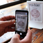 Para qué sirven las tarjetas personales con código QR y cómo usarlas persona-escaneando-tarjeta-personal-con-codigo-qr
