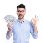 persona-feliz-recibiendo-dinero-efectivo-rapido