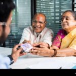 persona-feliz-recibiendo-dinero-en-banco