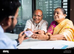 persona feliz recibiendo prestamo en banco