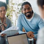persona-feliz-revisando-finanzas-personales