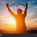 persona-feliz-rompiento-cadenas-financieras
