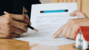 persona firmando contrato con seguro civil