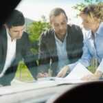 persona-firmando-contrato-frente-a-automovil-nuevo